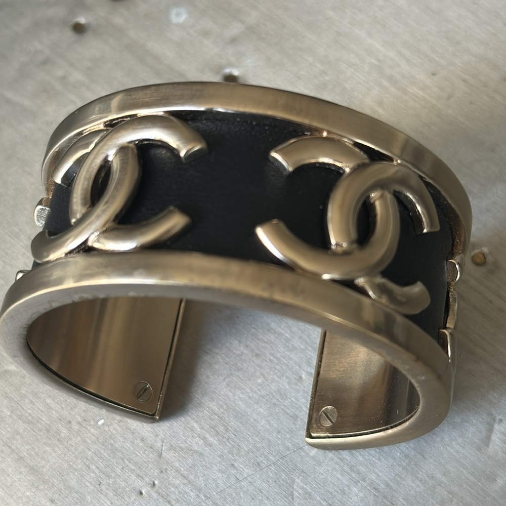 Chanel black leather metal logo cuff bracelet Preowned authentic - Picture 8 of 13
